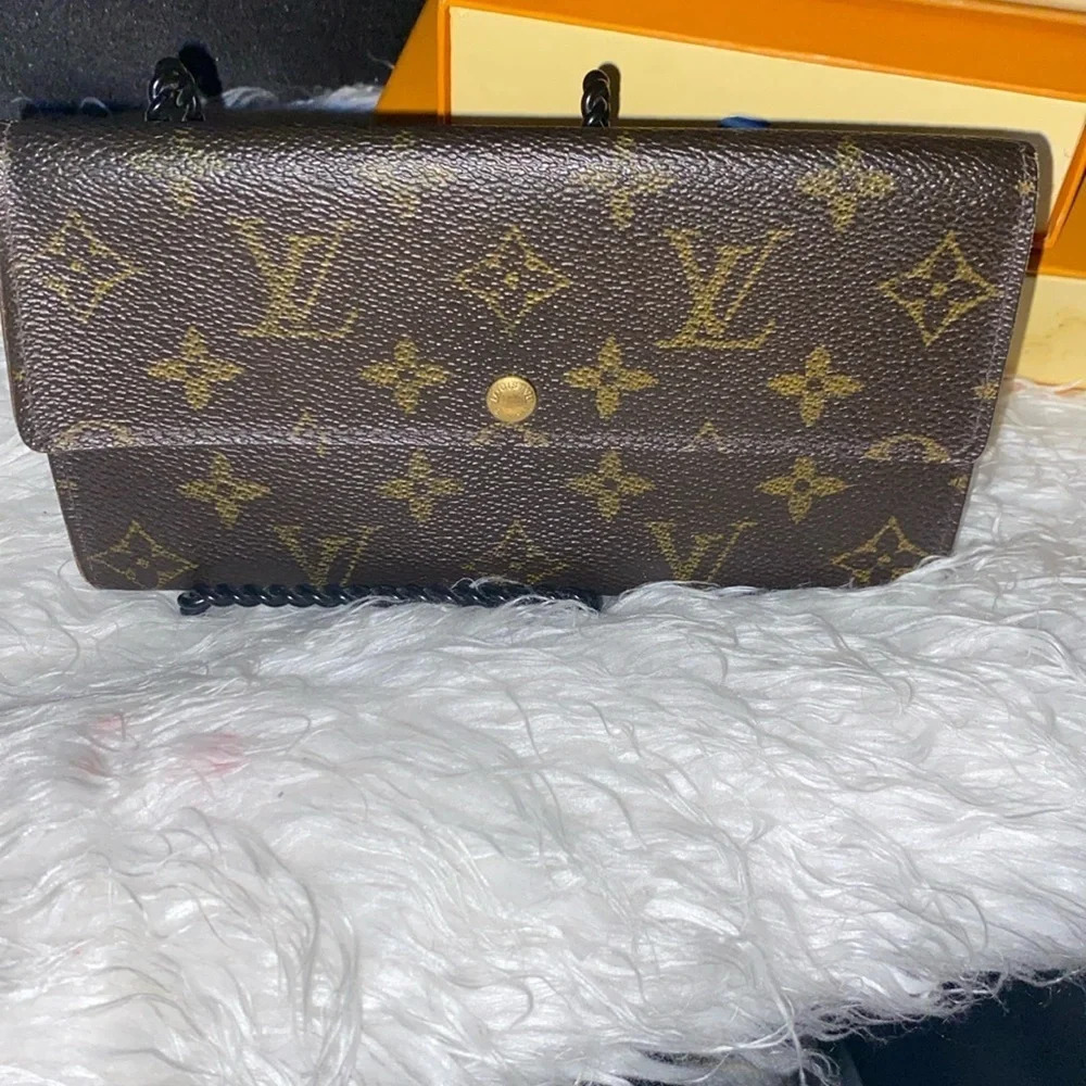 Louis Vuitton, Sarah monogram wallet pre-love condition